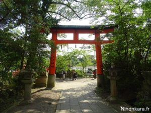 Un Torri dans la campagne du Japon
