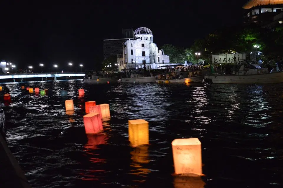 la cérémonie des lanternes à Hiroshima