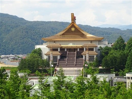 Le grand temple mondial de Takayama