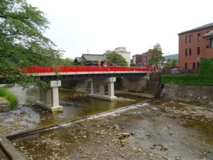 Le pont rouge et la rivière de Takayama