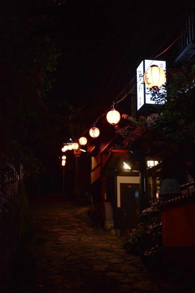 Des lanternes dans une ruelle japonaise