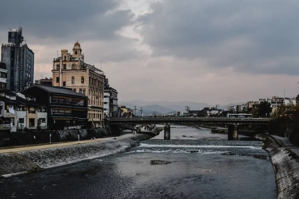 La rivière Kamogawa à Kyoto