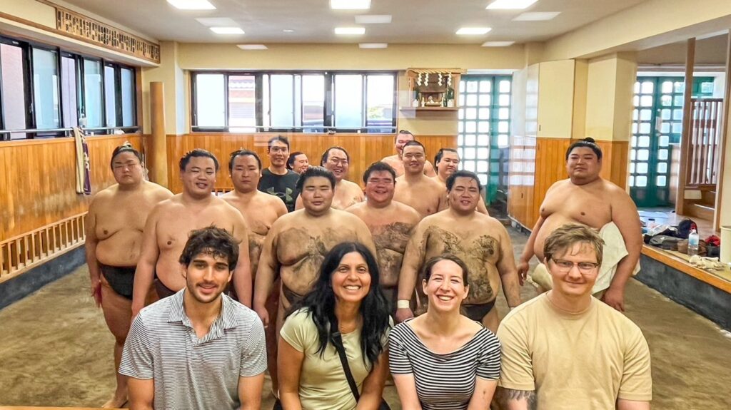 Photo de groupe devant des sumo